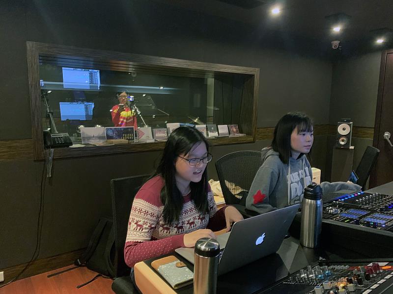 世新廣電系廣播與聲音設計組有配音專題實作、流行音樂製作等特色課程。（世新大學提供）