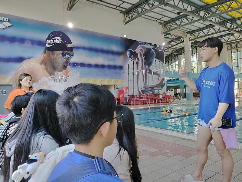 游泳教練解說。