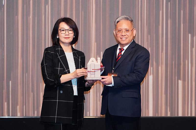 台新銀行榮獲《商周AI創新百強》金融保險業銀質獎,由商周集團執行長郭奕伶(左)頒獎,台新銀行科技長李正國(右)代表領獎。