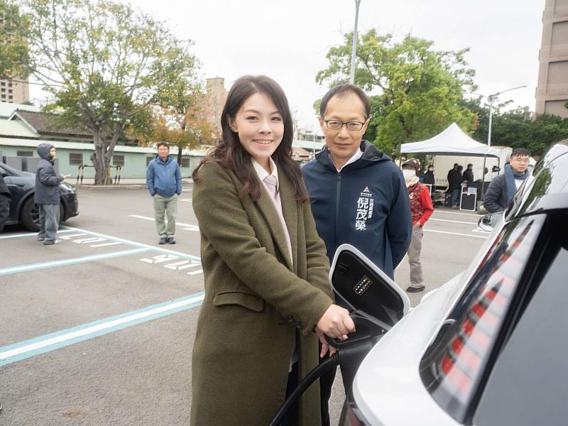 市長高虹安操作充電樁。