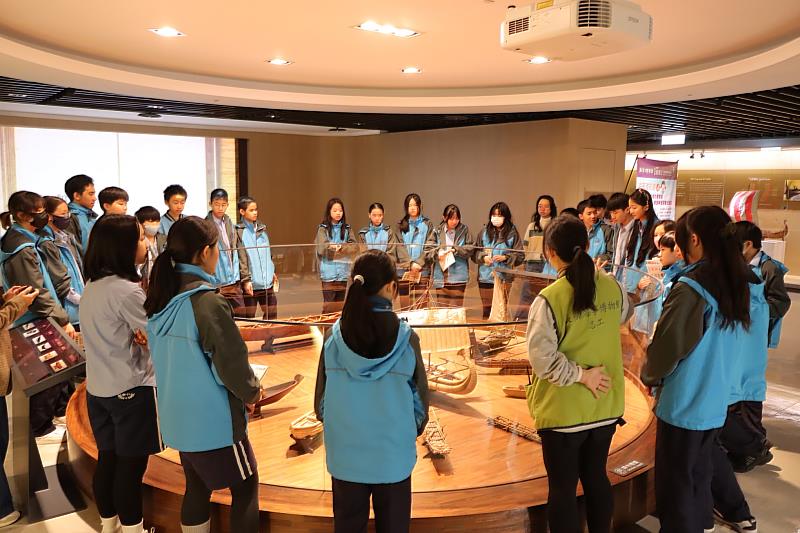 本屆獲獎的台北市仁愛國中，由張榮發基金會招待師生校外教學，免費到長榮海事博物館一日遊。