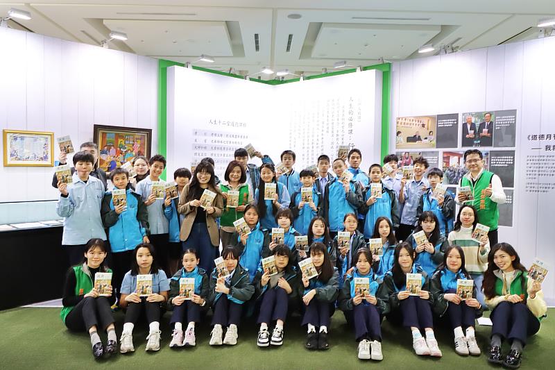 仁愛國中師生參觀「長榮集團創辦人張榮發總裁辭世10周年紀念特展」，並與執行長鍾德美（第2排左5）在道德月刊專區前大合照。