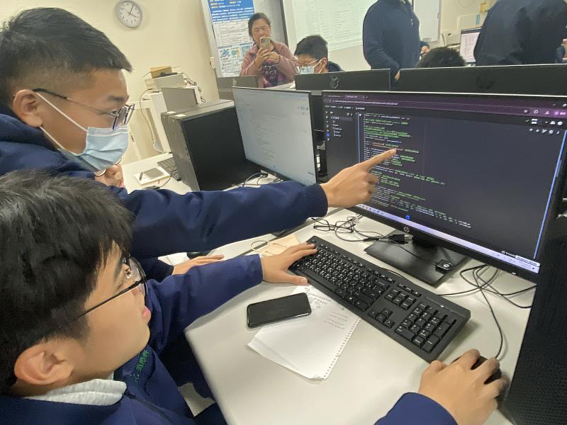 光華高工師生直擊勤益科大 探索自駕車與機器人黑科技