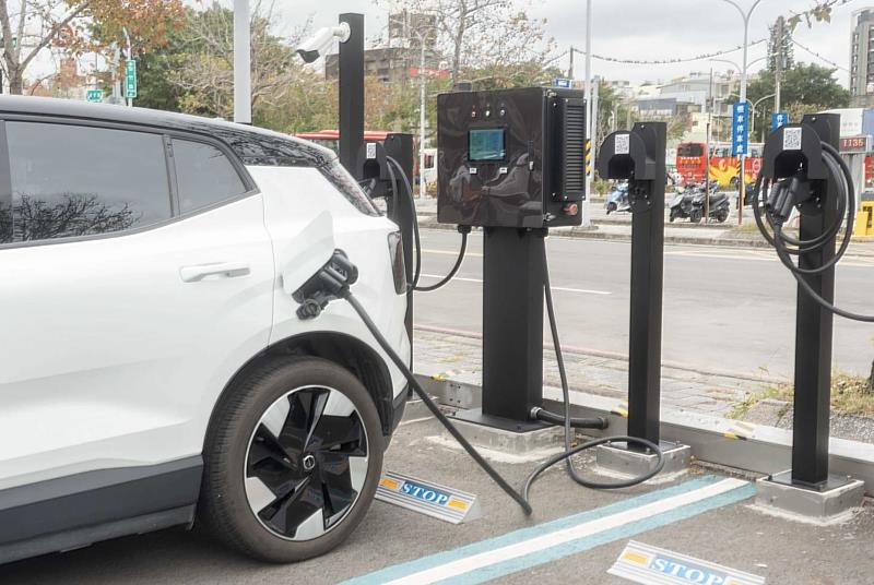 二、遠傳助攻新竹市政府布局公有充電設施，不僅滿足市民的充電需求，同時結合科技與數據達成智慧治理，讓公有充電樁成為智慧城市的重要基礎建設。