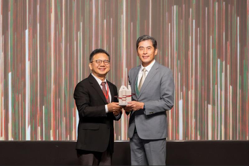 國發會副主委詹方冠（左）頒發「AI創新百強金質獎」獎座，由玉山金控科技長張智星（右）代表受獎。