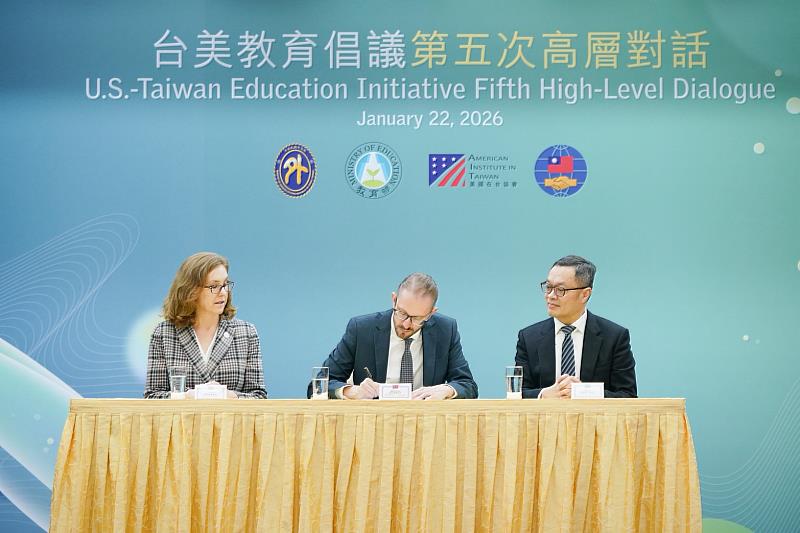 美國國務院亞太局區域安全政策及公眾外交副助卿孔如璞（Robert T. Koepcke）（中）簽署國務院致「美國各州教育主管委員會」（CCSSO）函，外交部政務次長陳明祺（右）及AIT台北辦事處副處長梁凱雯（左）上台見證。