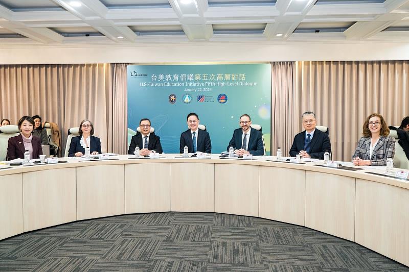 外交部1月22日在台北舉行「台美教育倡議」第5次高層對話，僑務委員會副委員長李姸慧（左）受邀出席見證近年華語與英語教育等雙向交流成果。