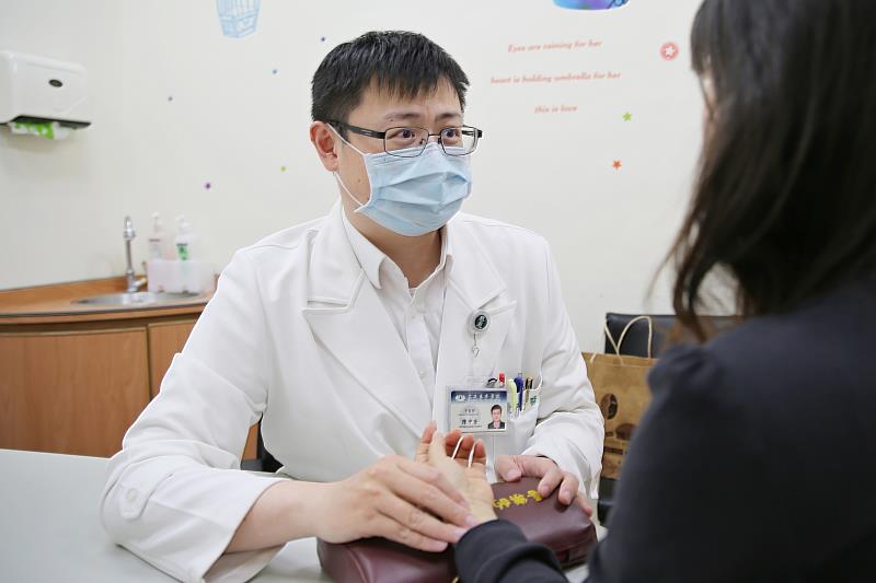 花蓮慈濟醫院中醫預防醫學中心主任陳中奎醫師分享兩大原則保暖及飲食調理，有助於降低天氣變化對健康的影響，安心迎接新的一年。