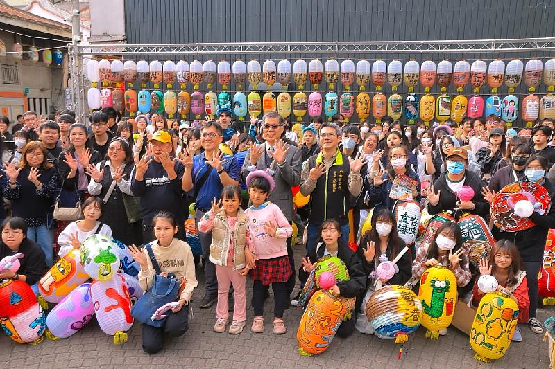 學校與社區多方夥伴齊聚於點亮成功燈牆前大合照，歡迎到神農街走春賞燈，一起感受南臺科大USR的創意能量。