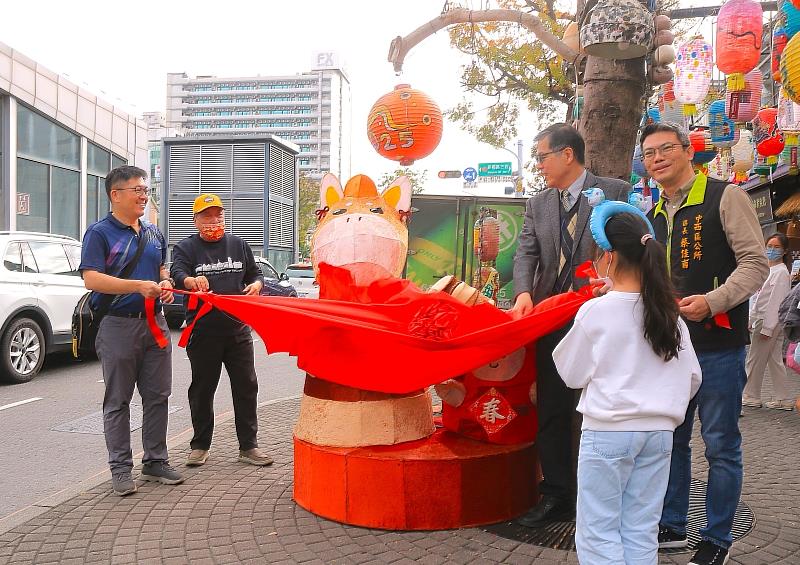 南臺科大王振乾副校長（右3）、中西區公所區長蔡佳甫（右2）與貴賓們共同為馬年主燈揭幕；主燈由視傳系構成設計課程學生創作，象徵學校與社區共創文化傳承。