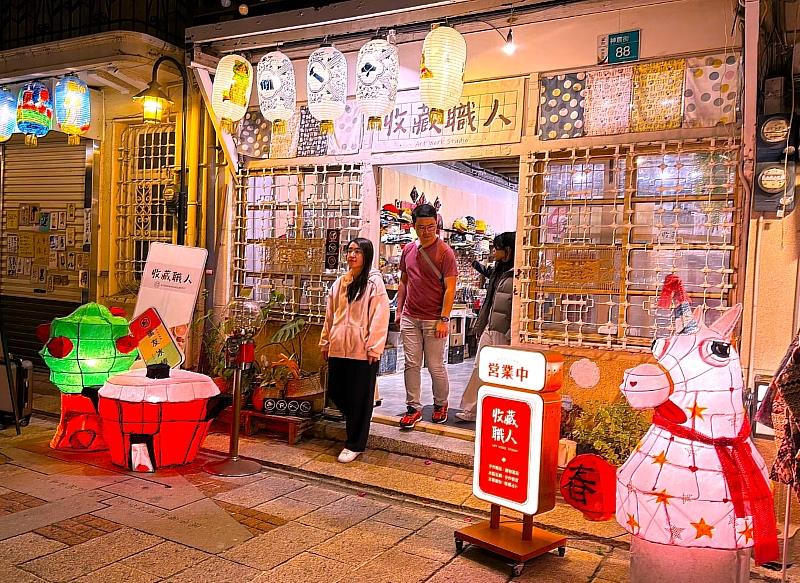 南臺科大視傳系構成設計課程師生為馬年神農街燈展創作座燈作品，展現設計能量與在地文化對話。