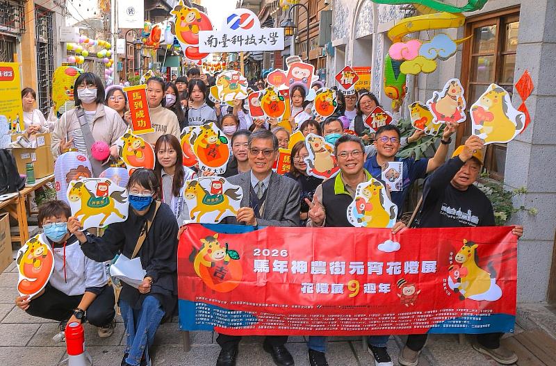 南臺科大副校長王振乾（第1排中）、USR師生與在地夥伴於開幕式主燈前大合照，共同傳遞文化永續與世代傳承。