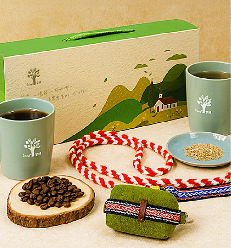 「財團法人基督教芥菜種會」的織心禮盒，結合茶飲、咖啡與手工編織手機背帶。