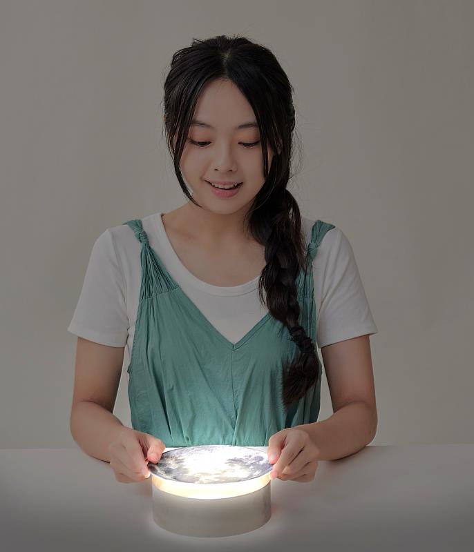 元智大學陳彥彰老師以其創意作品《月光盤》獲英國世界前瞻設計獎（WFDA）季度最大獎。