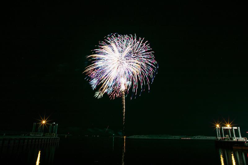 2026台灣燈會3月3日開幕，高空煙火秀點亮夜空。