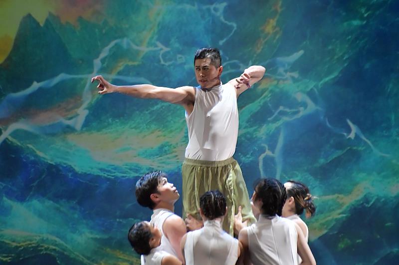 巡演主題《島嶼流光．藝動臺灣》以東方上古文化「四象」青龍、白虎、朱雀、玄武為核心意象。圖為演繹青龍代表的祥瑞與新生。