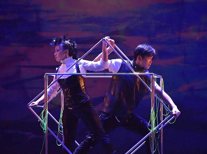 團員運用各式雜技道具，大展姣好身手。