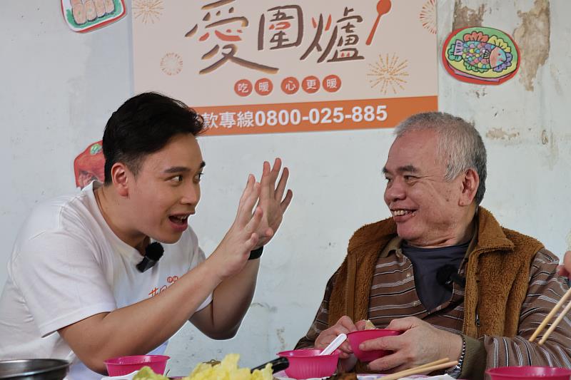圍爐時,無尊不時來段即興表演 ,炒熱氣氛。