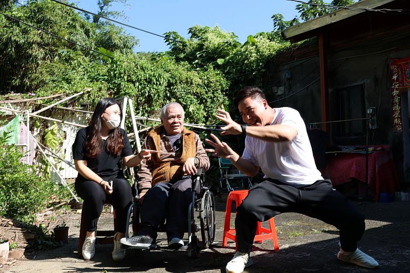 無尊誇張的功夫架式，逗笑大家。