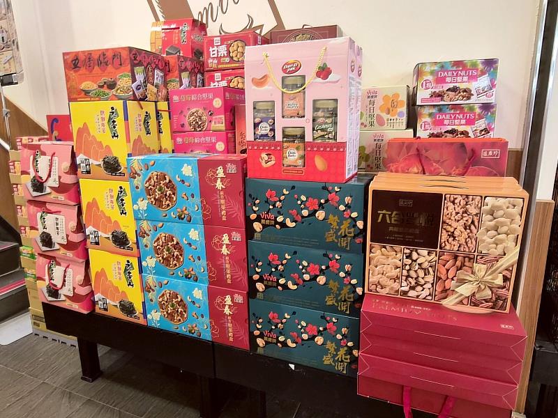 全聯推出超過200款禮盒挑戰市場最低價，1月23日至2月26日再加碼，持福利卡買生活誌指定禮盒加贈20福利點。