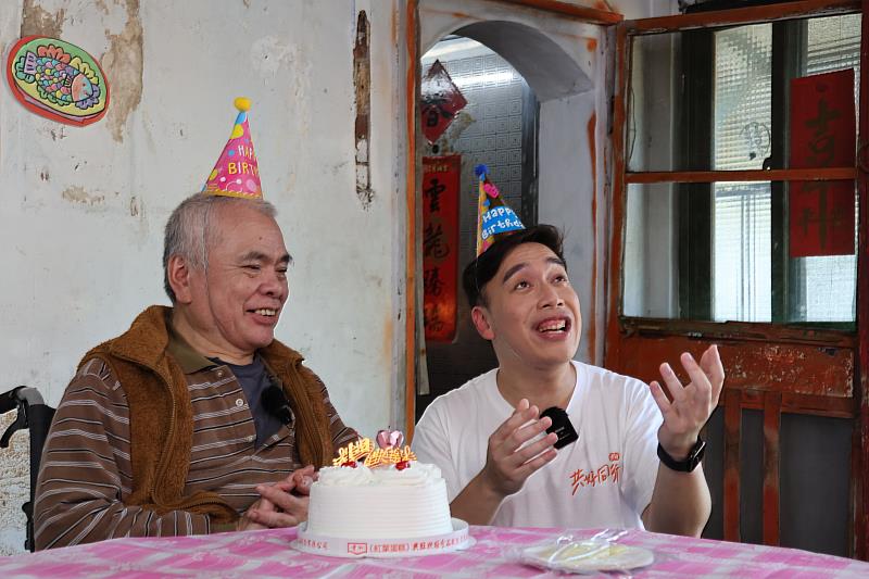 無尊模仿康康獻唱「快樂鳥日子」，祝潘伯伯生日快樂。