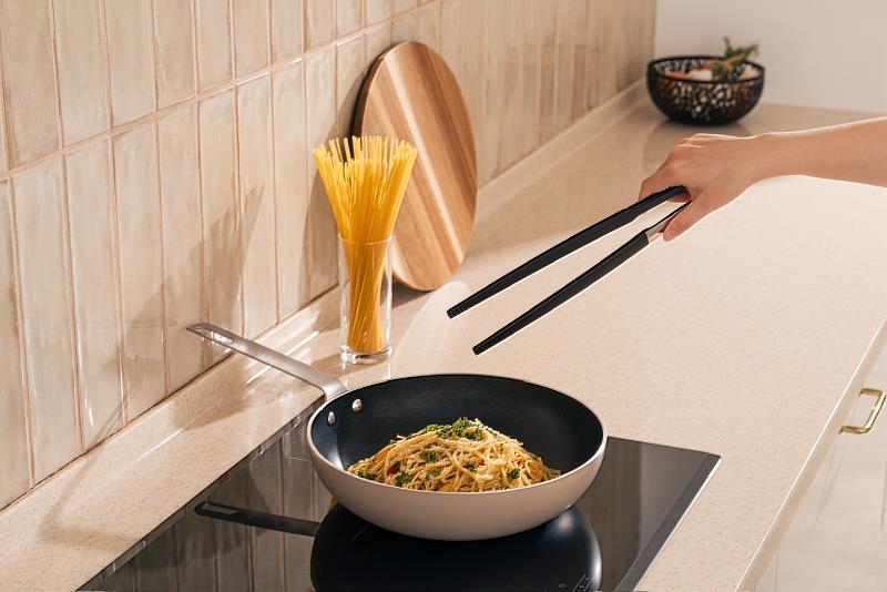翻炒不卡手！不能錯過炒鍋。高鍋邊設計讓翻炒食材不易翻出，適合炒菜、炒麵或多人份料理，是家庭廚房中的實力派鍋款。