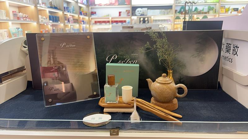 土肉桂香水「Cinné」於桃園機場第二航廈C5及C8登機門處販售中。