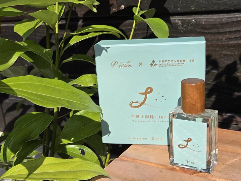 保留土肉桂原始的溫潤與層次，並融入輕柔花香與柑橘清新調，前、中、後調氣味迷人。