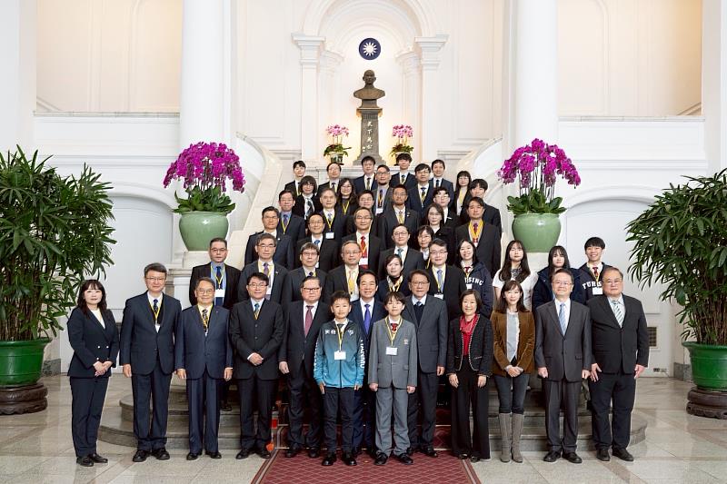 高職生入主頂大典範 金牌發明家獲總統表揚 展現跨域研究潛力