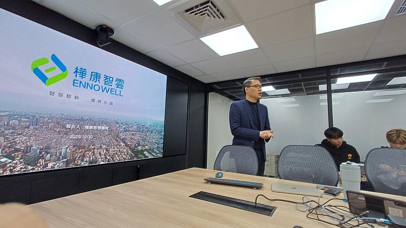 聖約翰科大多媒系攜手滬江高中參訪樺康智雲，林建全總經理簡介公司概況及產業趨勢，並與師生互動。