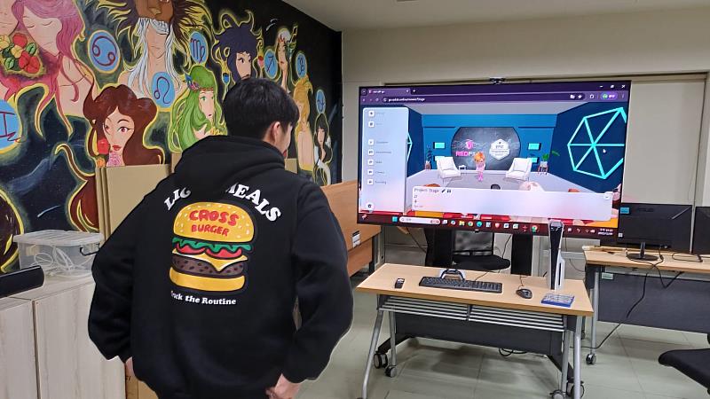 滬江高中室內設計科三年級學生體驗聖約翰科大多媒體設計系AI動作捕捉系統。