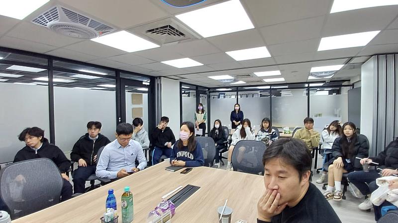 滬江高中室內設計科三年級學生參訪樺康智雲，近距離認識智慧建築與雲端管理的實務應用。