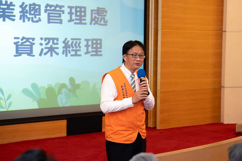 台塑企業總管理處劉耀文資深經理邀請民眾透過展場的互動體驗，感受自然生態的魅力。