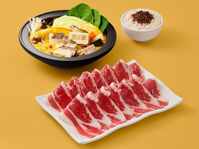 石二鍋人氣湯底金湯酸菜鍋和剝皮辣椒鍋即日起重磅回歸。