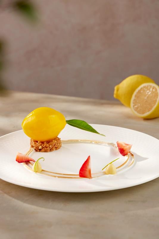 「檸檬・酸甜圓舞曲」擬態一顆檸檬，清新酸甜為味蕾帶來輕盈平衡。