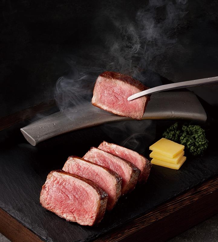 牛小排與高溫炙鐵一同上桌，顧客可自行炙烤喜好的熟度。