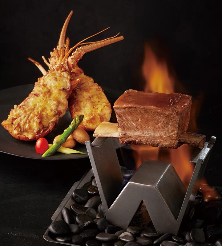 「烈焰王品牛小排佐法式焗龍蝦」，主廚於桌邊以白蘭地烈焰封香「經典王品牛小排」，再佐整隻焗烤龍蝦。