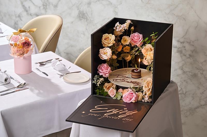 「王品牛排」特別為生日壽星、結婚週年訂製專屬祝福橋段：以永生花玻璃球揭開餐期序幕，並獻上慶生蛋糕禮物盒、相片拿鐵，再餽贈相片卡、結婚週年玫瑰花禮收藏回憶。