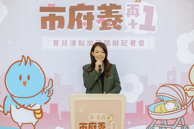 高虹安市長致詞，宣布竹市育兒津貼3月起每月加碼1,000元。