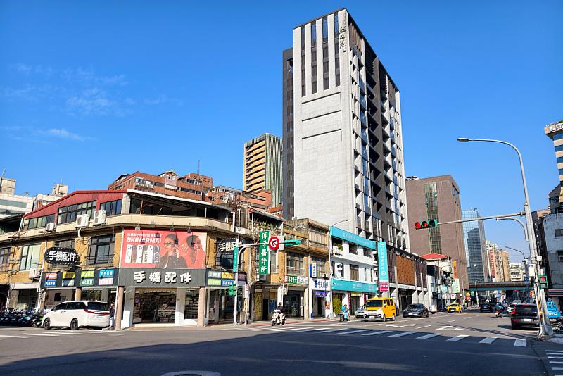 網路討論台北市八德路精華軸線，沿街保留大量屋齡30至50年的老透天。