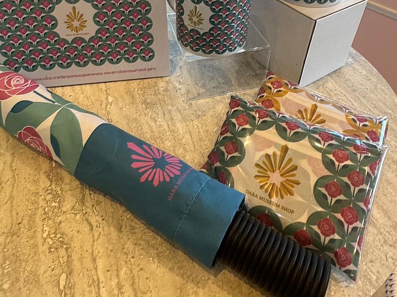 依照泰國皇室博物館的選品及長時間討論，高科大實習學生融合了皇家元素、生活需求、市場接受度等諸多條件完成設計，最終將有馬克杯、雨傘、托特包等商品在皇室博物館上架販售。