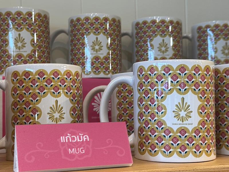 高科大學生設計的圖紋獲得泰國皇家商品採用並商品化，是很重要的肯定。圖為馬克杯產品。