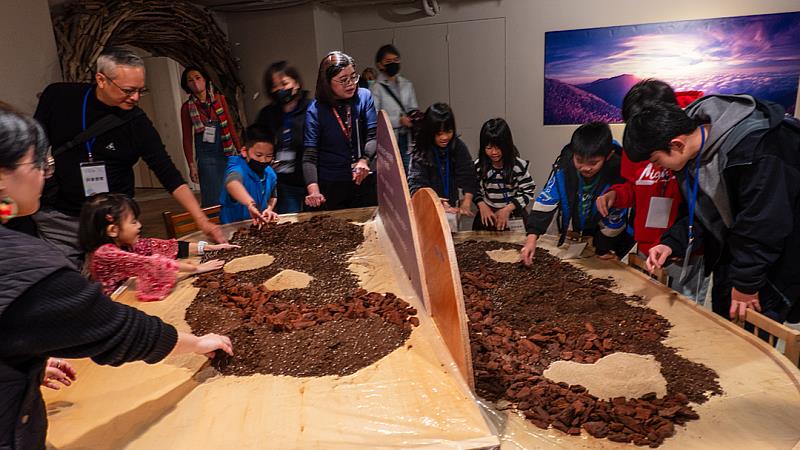 「大地創造所」展區,透過泥土與自然素材的捏塑,貴賓與孩子都玩得很開心。(圖由世界宗教博物館提供)