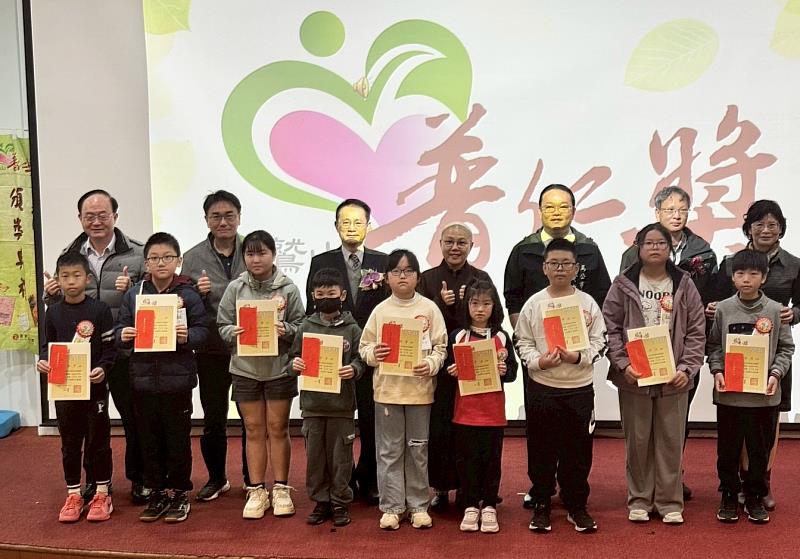 4、小太陽經過學校師長慧眼挖掘、志工用心家訪及嚴謹評選，是品德優秀、向學向善的生命小勇士。（靈鷲山佛教教團提供）