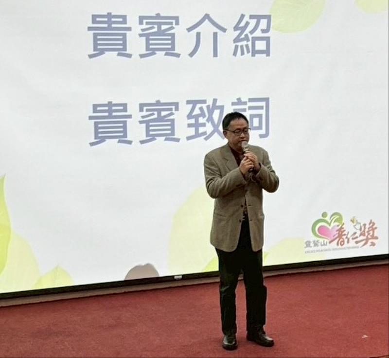 3、澎湖縣政府參議王國裕感恩普仁獎陪伴孩子成長。（靈鷲山佛教教團提供）