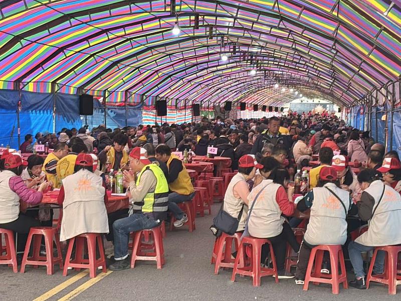 活動現場席開160桌，人山人海、熱鬧非凡。