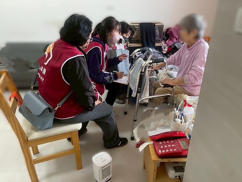 元智大學護理學系師生走入社會住宅關懷長者。