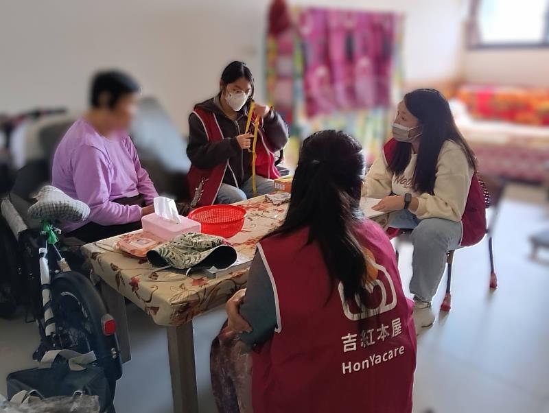 元智大學護理學系師生走入社會住宅關懷長者。