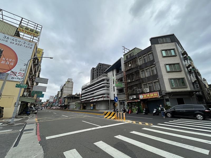 信義房屋新竹學府店專員曾華佑表示,新竹市西大路立體停車場近期正式啟用,補上當地長期存在的停車需求缺口。