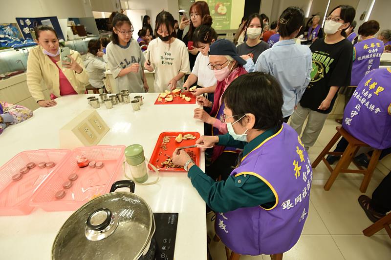 國立臺南護專推動青銀共學，舉辦「樂齡、美肌、舒活」養生課活動，學生與社區長者們一起製作蘋果水。